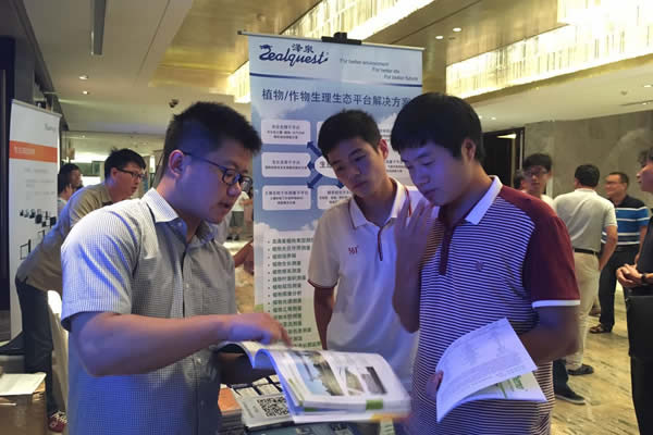 2060810_澤泉展臺(tái)接待客戶(hù).jpg 2060810_澤泉展臺(tái)接待客戶(hù).jpg